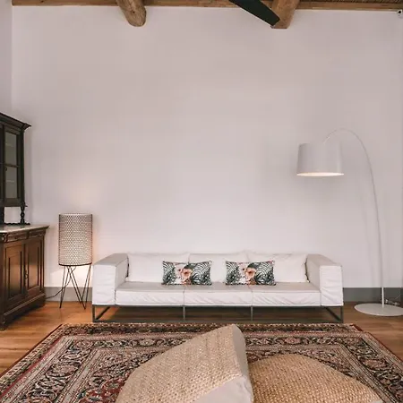 Apartment One Manto Square